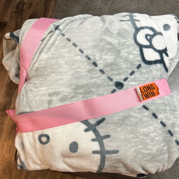 Hello Kitty Plush Blanket TWIN XL 60" x 96" Gray Super Soft 100% Polyester - Picture 3 of 3